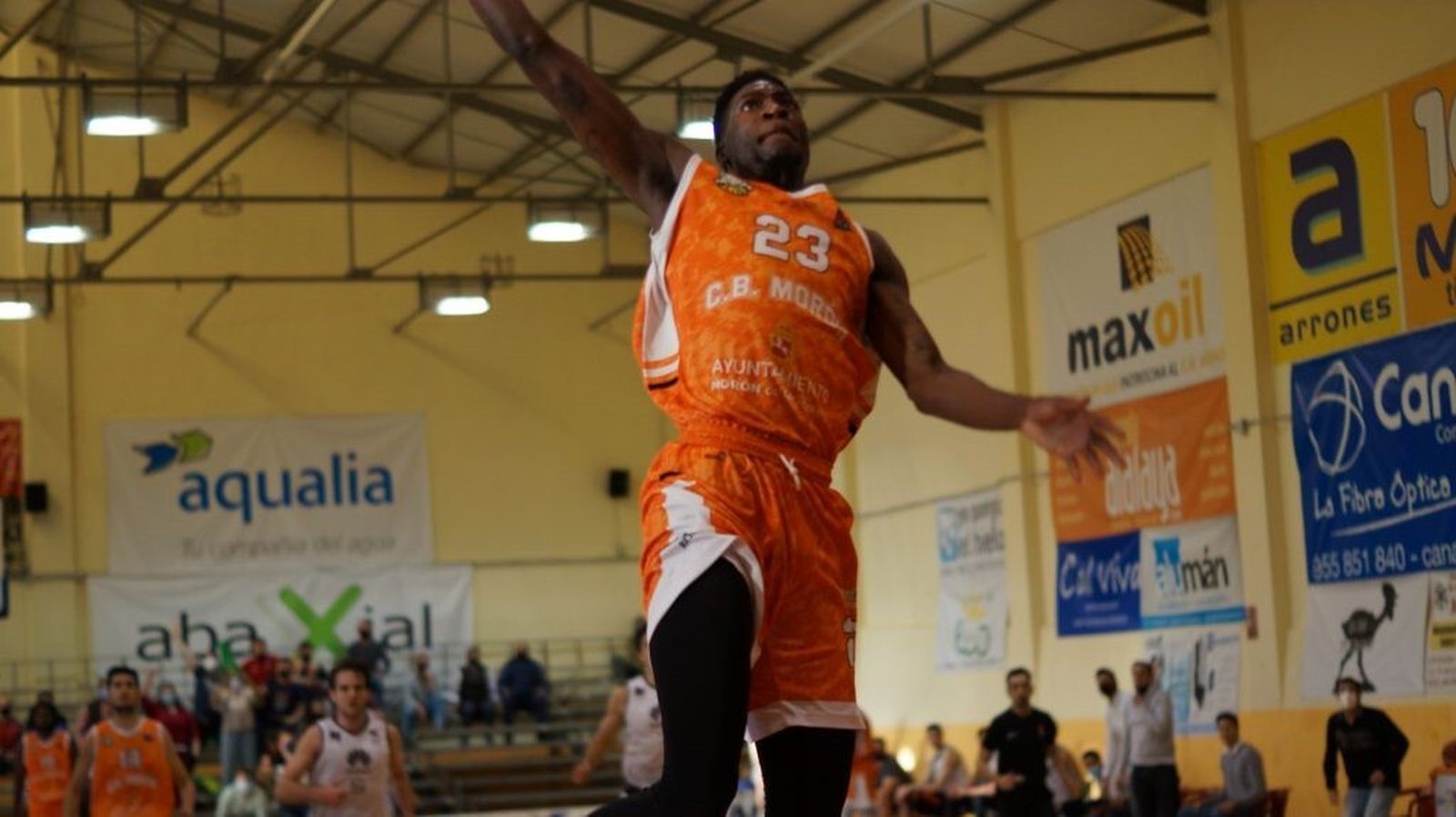 Joe Mvuezolo realiza un mate en un partido del CB Morón.