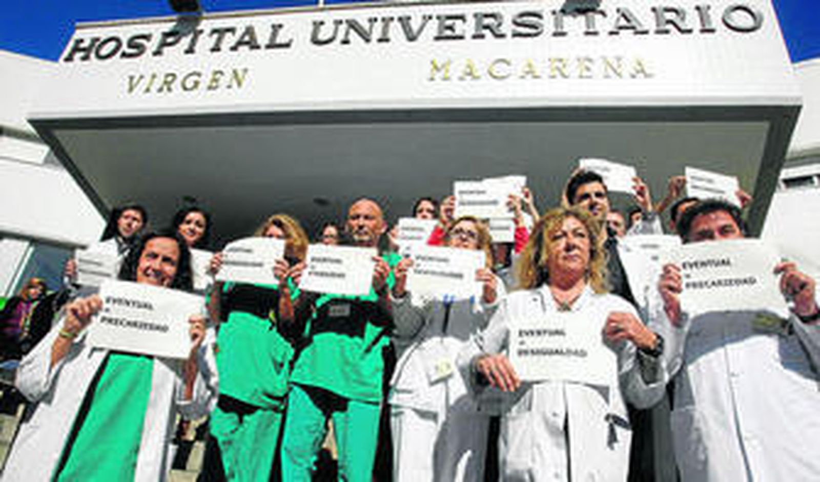 Protesta del personal eventual en la puerta del Hospital Virgen Macarena de Sevilla.