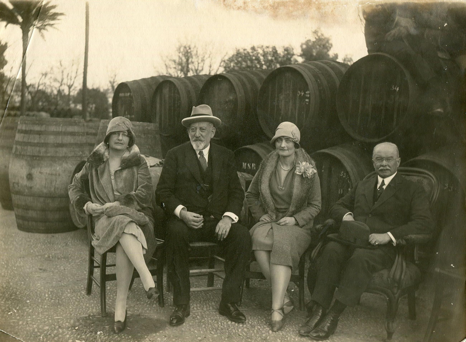 El marqués de Torresoto en la bodega en compañía de visitantes ilustres.