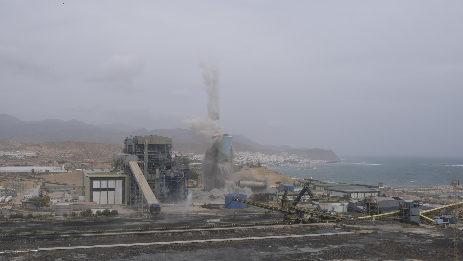 El derribo de la Torre Litoral de Endesa en Carboneras, en imágenes