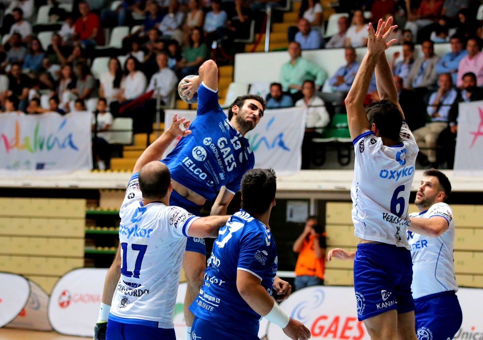 Cabello, armando un disparo.