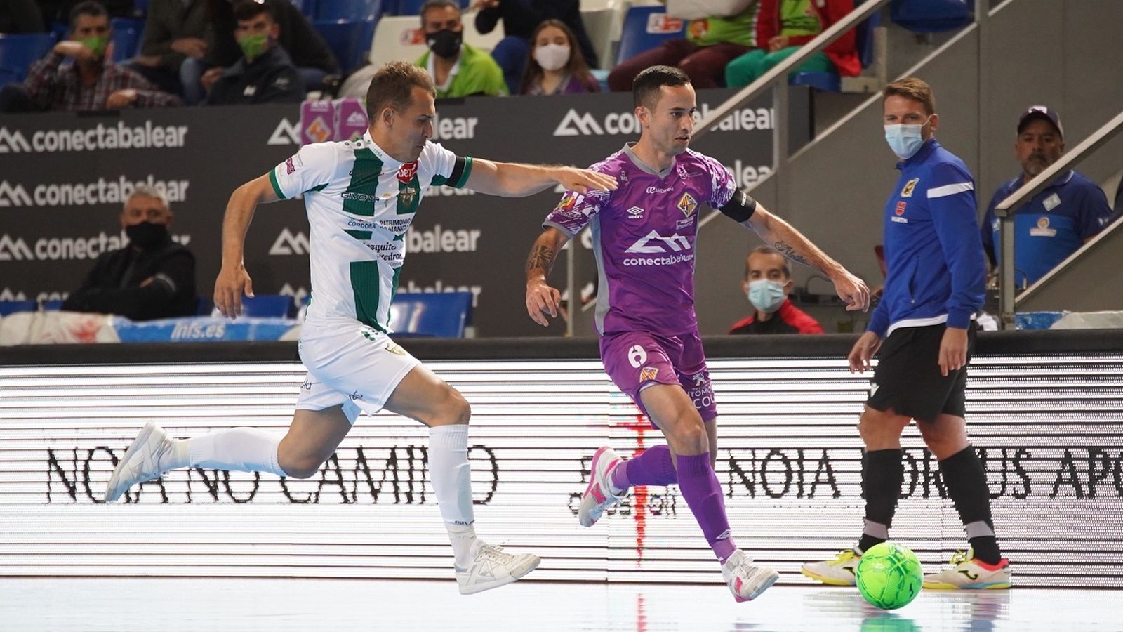 Koseky persigue a Joao durante el partido disputado en Son Moix.