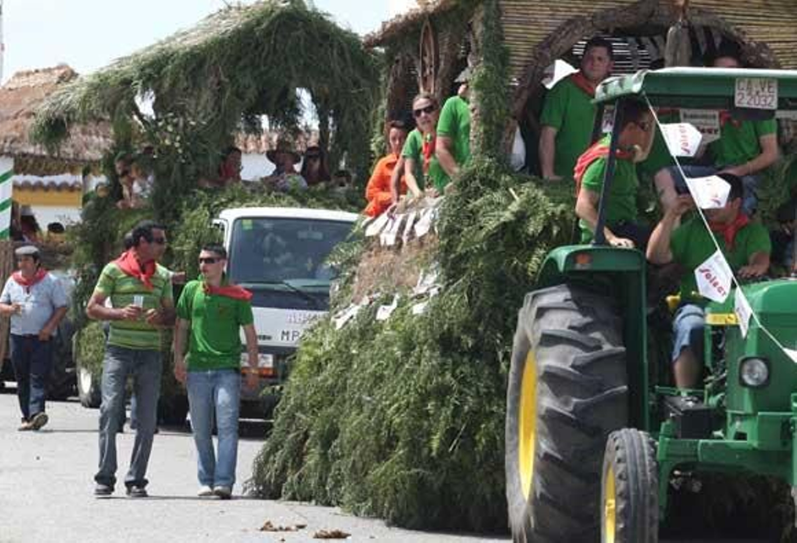 El Cristo de la Almoraima atrae a más de 7.000 devotos. Un centenar de jinetes y 14 carretas acompañan al cortejo en procesión por el municipio

Foto: Paco Guerrero
