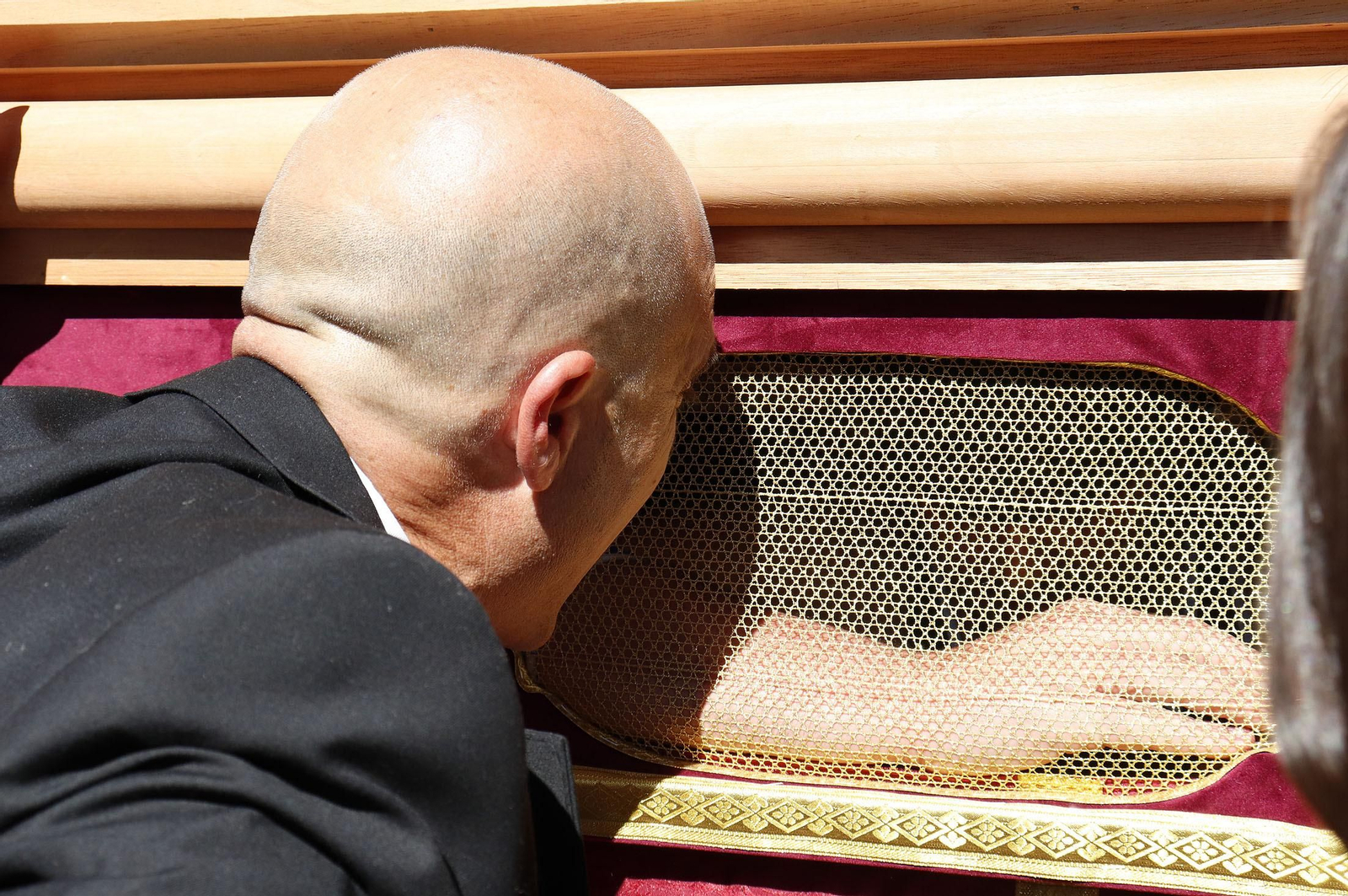 Imágenes del recorrido de la Hermandad de la Redención por las calles de Huelva