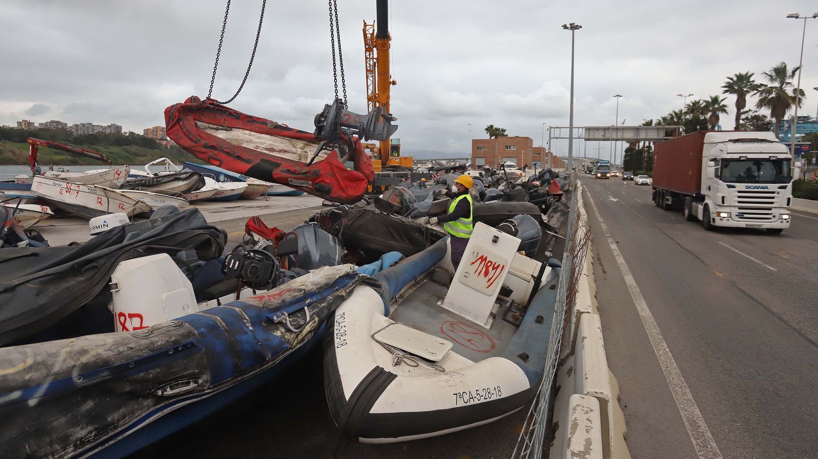 Fotos de la retirada de las narcoembarcaciones del puerto de Algeciras