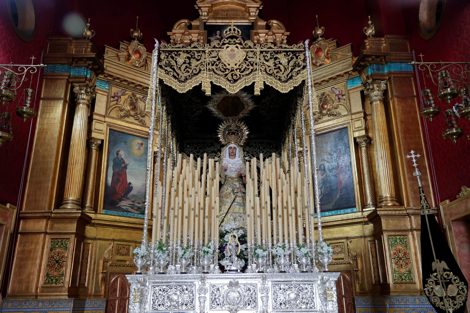 La Virgen de los Dolores en su paso preparada para la salida de este sábado