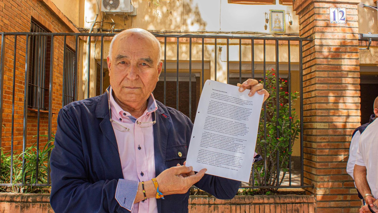 Vicente López, con la carta que escribió al Rey.