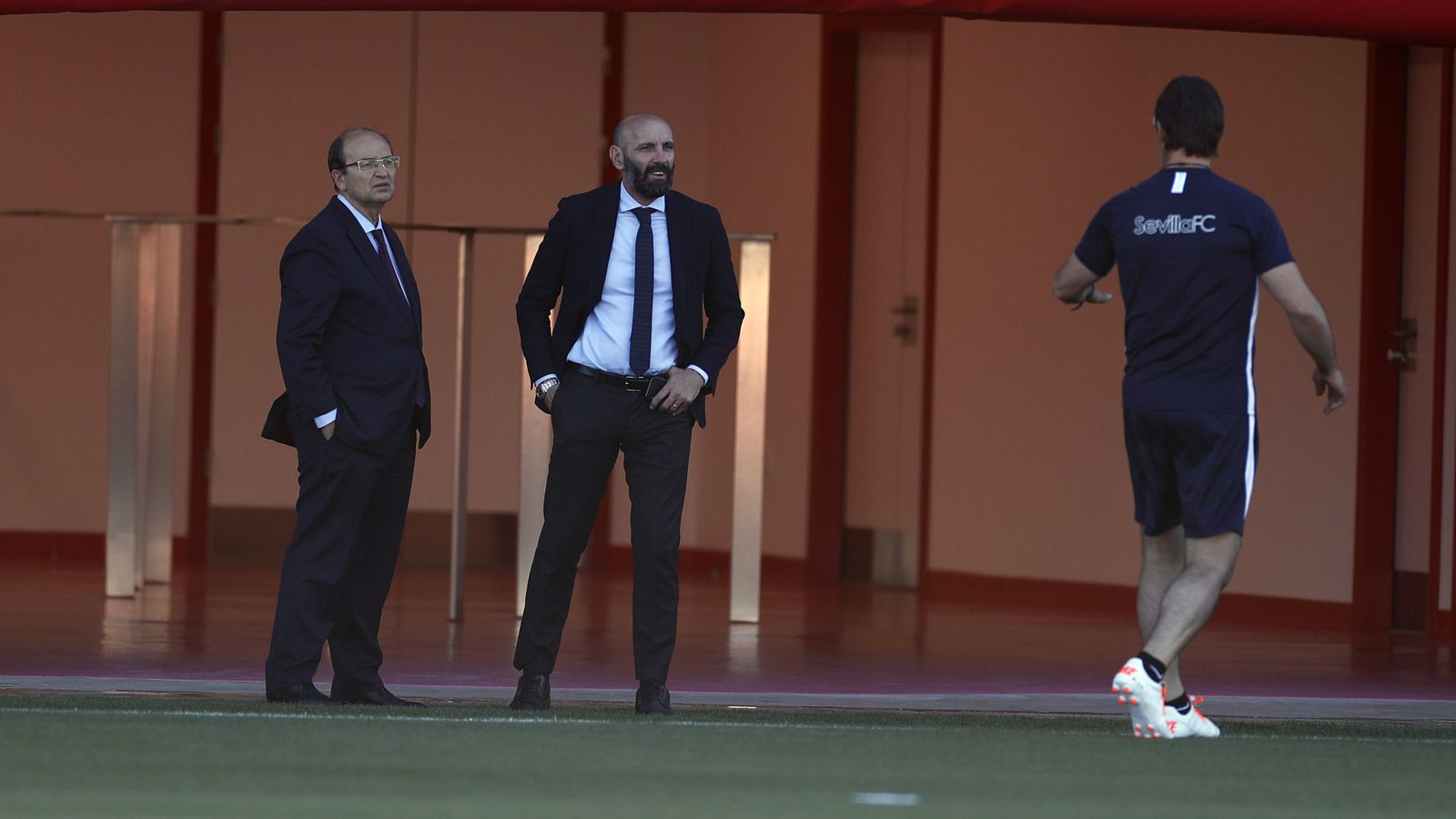 Lopetegui se dirige a Monchi ante José Castro antes del parón de la competición.