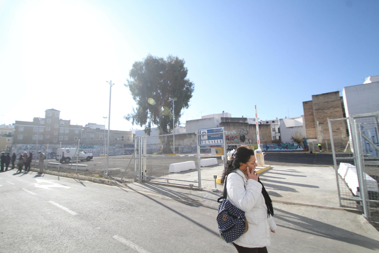 El parking de los Jardines del Valle ocupa el solar donde ha de construirse el colegio.