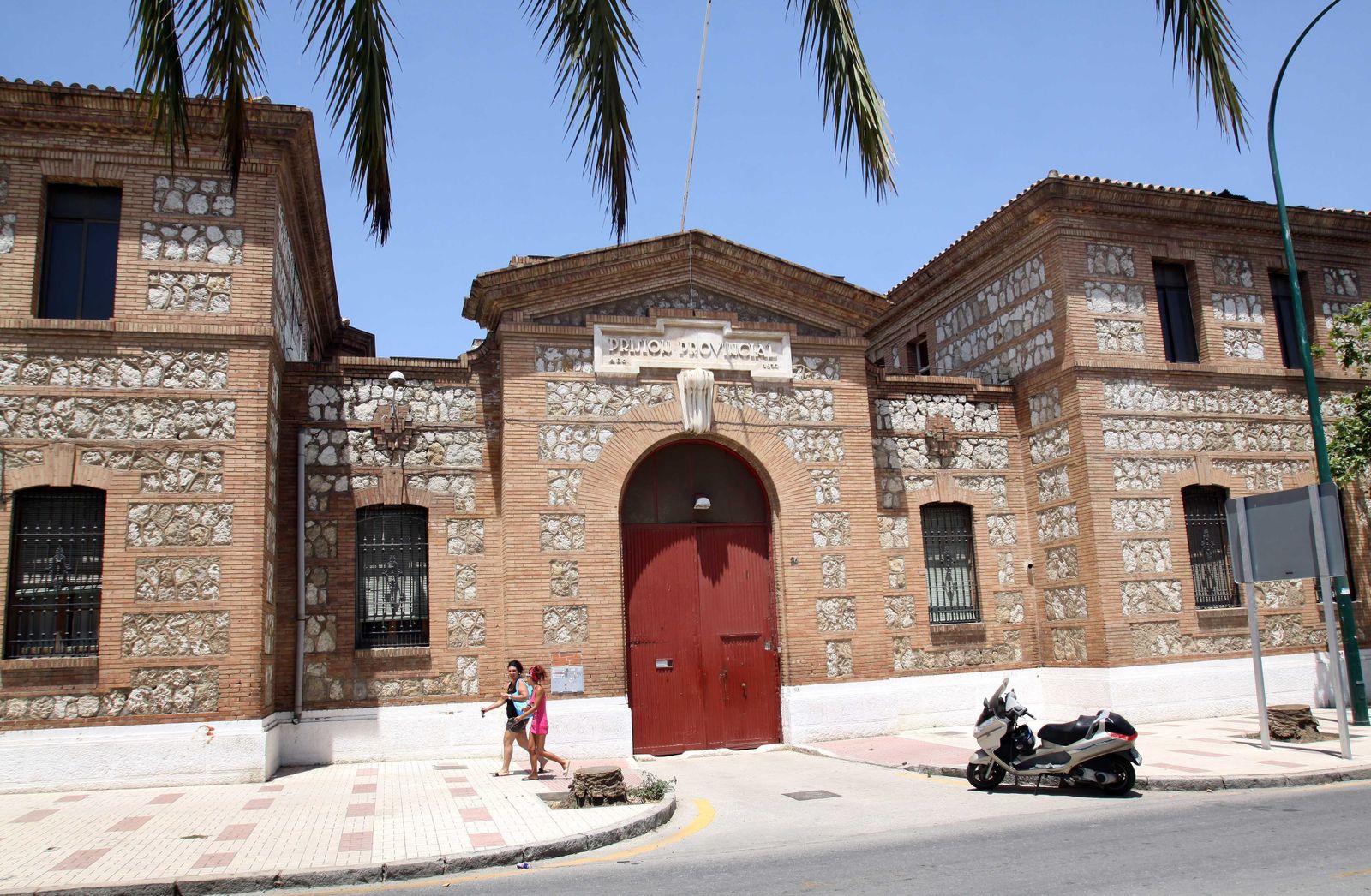 Puerta principal de la antigua cárcel de Cruz de Humilladero.