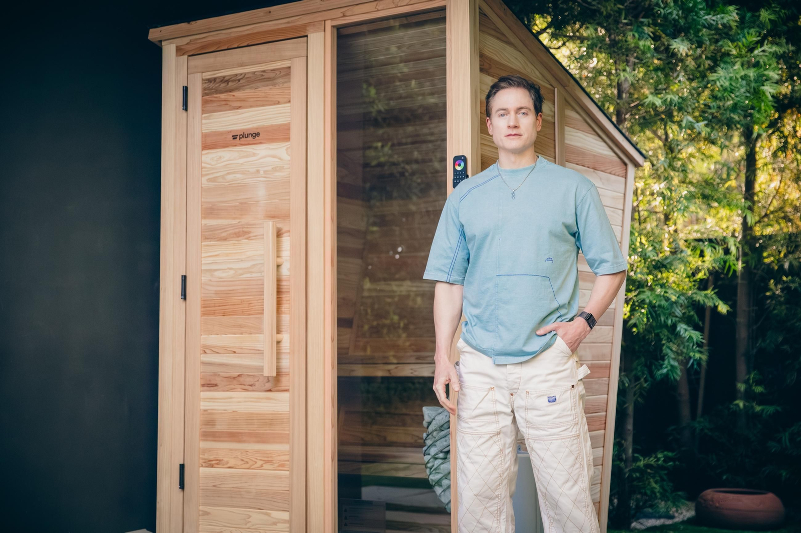 Bryan Johnson, quien se autroproclama el hombre más sano del planeta, posa junto a la entrada de una sauna. Bryan Johnson, quien se autroproclama el hombre más sano del planeta, posa junto a la entrada de una sauna.