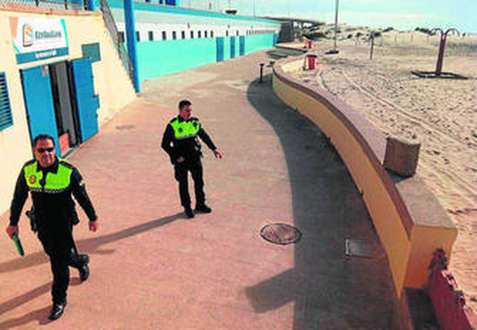 Agentes de la Policía Local de Cádiz con el fardo, colocado a la derecha.