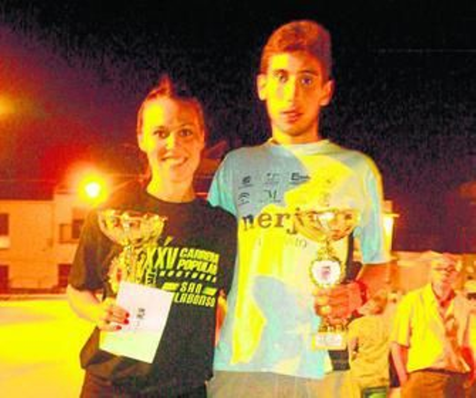 Los vencedores absolutos posan con sus trofeos al acabar la prueba.