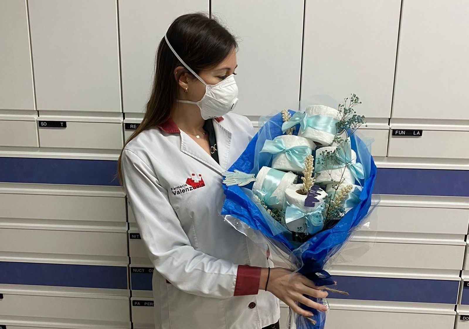 La farmacéutica Mati Tallón coge el original ramo recibido por su cumpleaños.