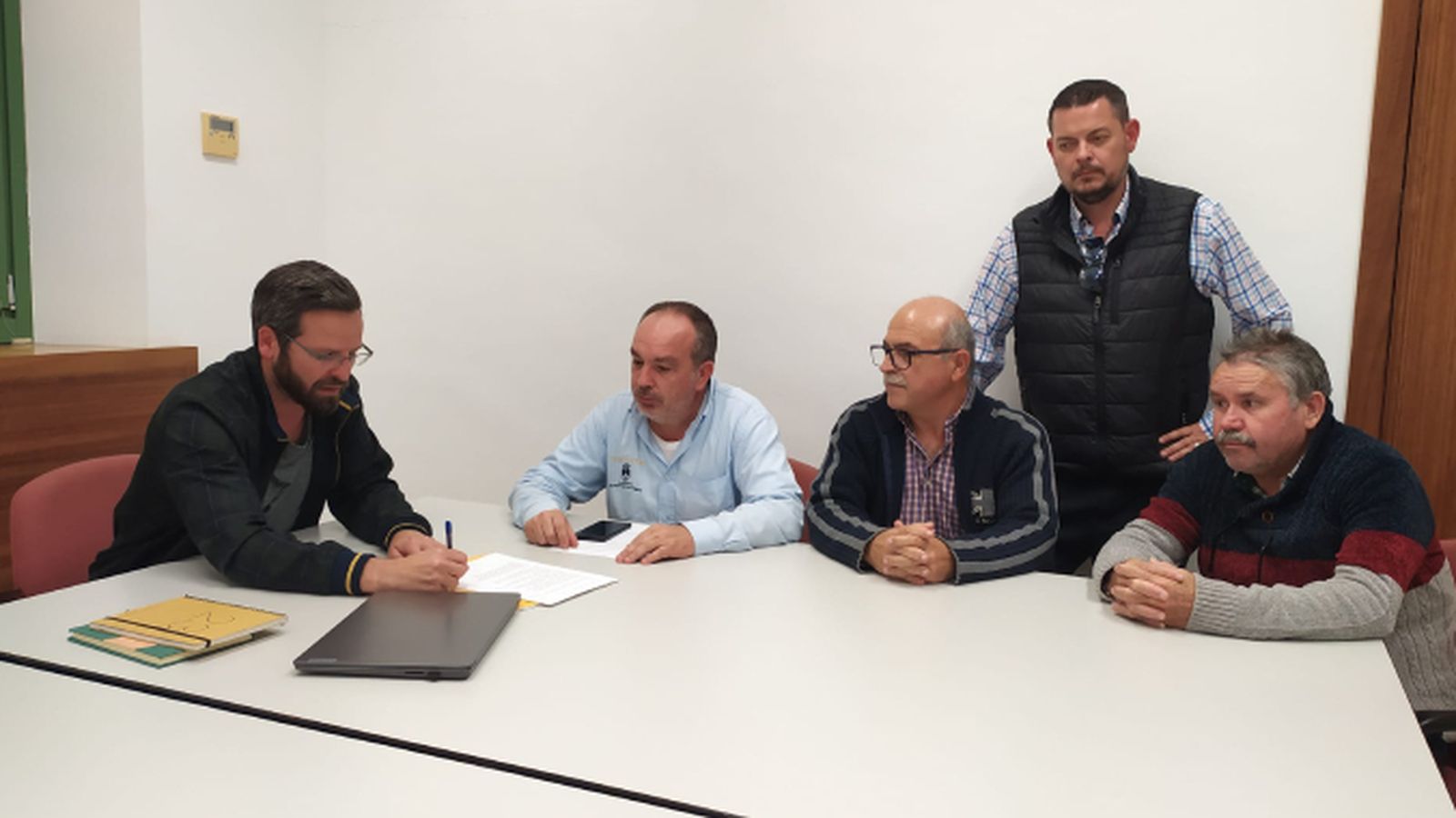 Javier Botella (izq.), durante la reunión con la junta directiva de la Agrupación Local Puerto Taxi.