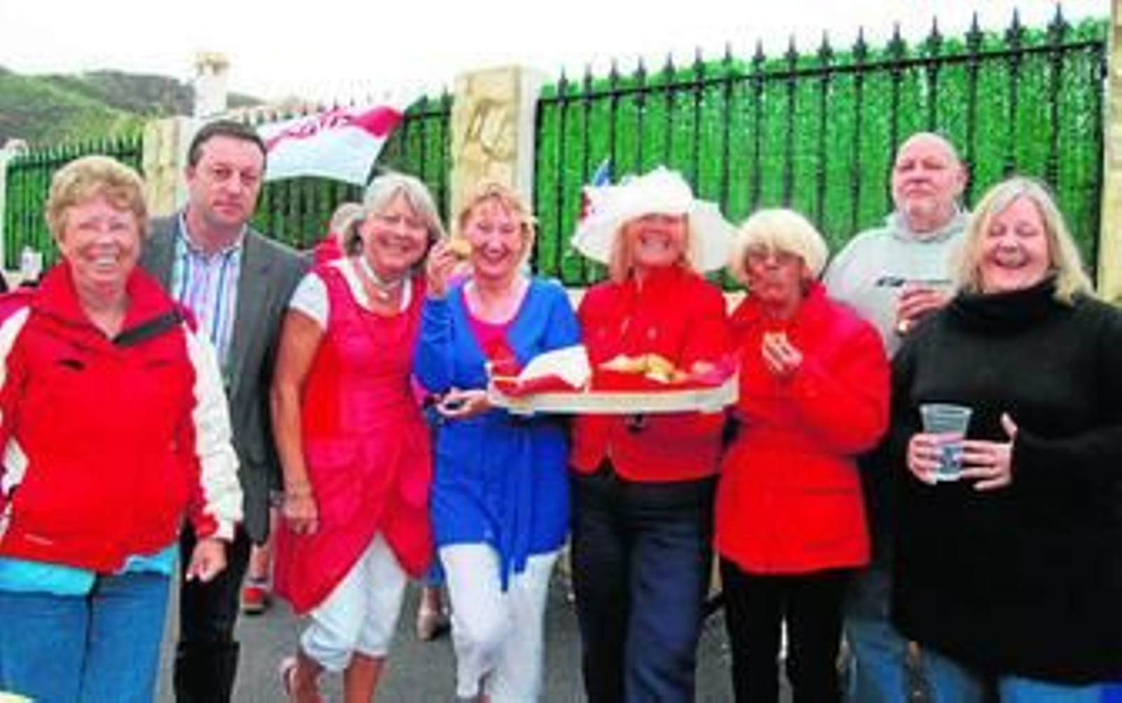 Un grupo de británicos acompañados por el alcalde de Arboleas.