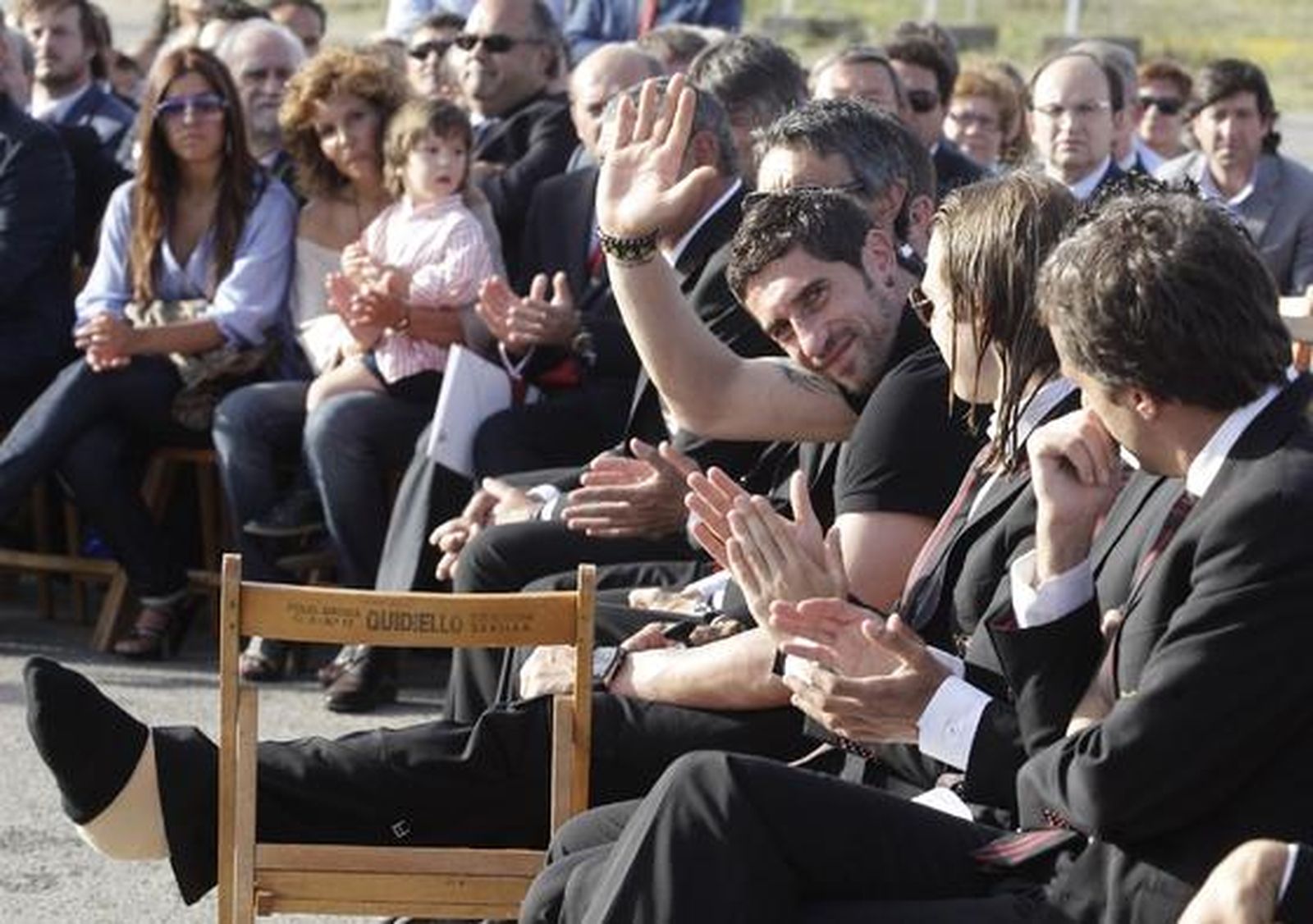 Dragutinovic, recién operado de una grave lesión, saluda en un momento del acto en la ciudad deportiva.

Foto: Antonio Pizarro