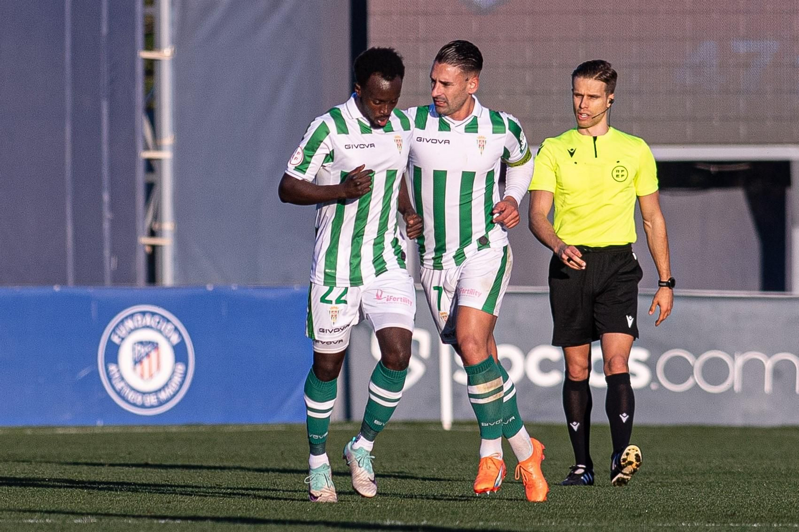 Carlos Muñiz Muñoz, al fondo de la imagen, en su único partido arbitrado al Córdoba CF.