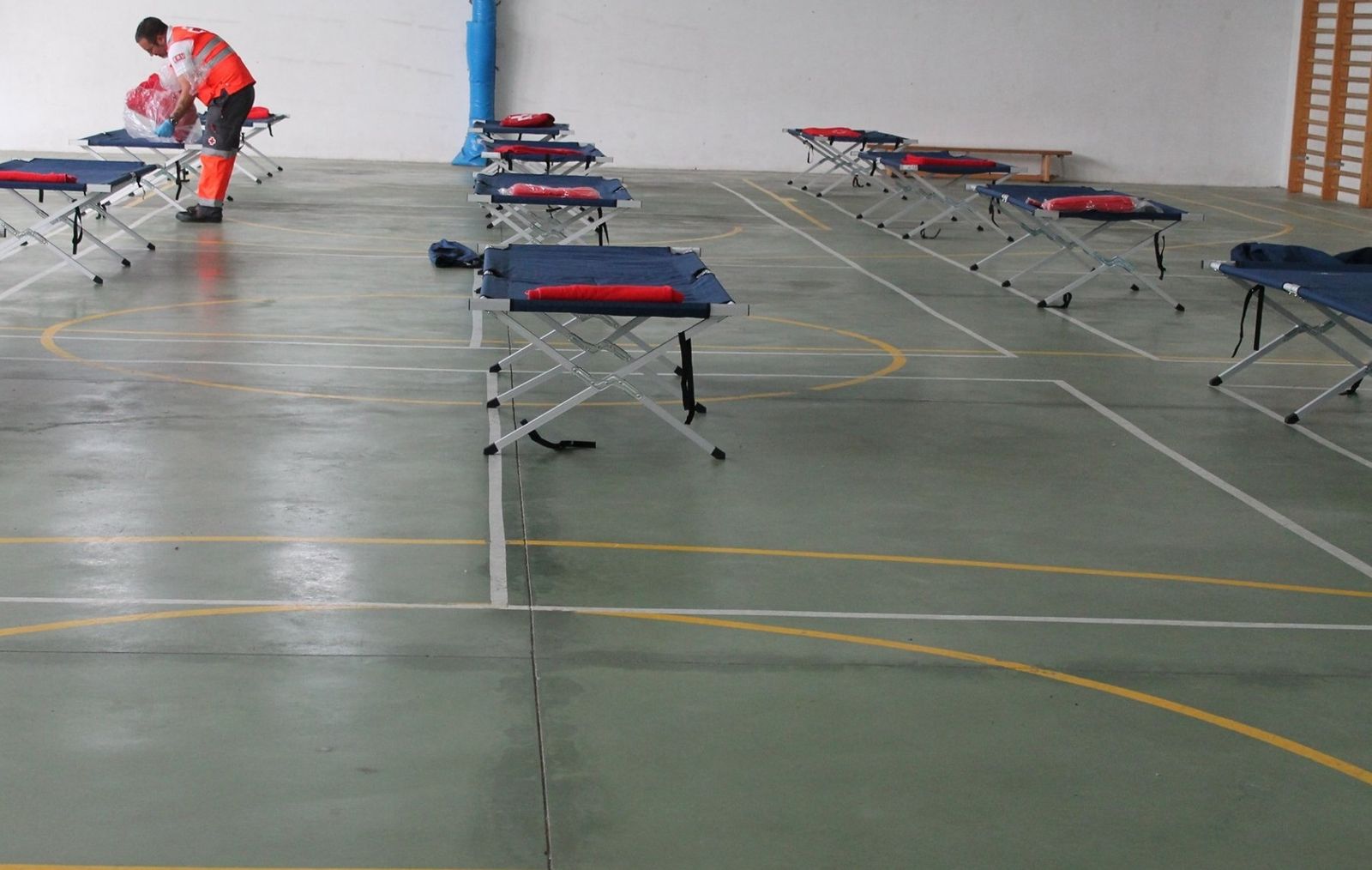 Preparación del albergue provisional, el pasado marzo.