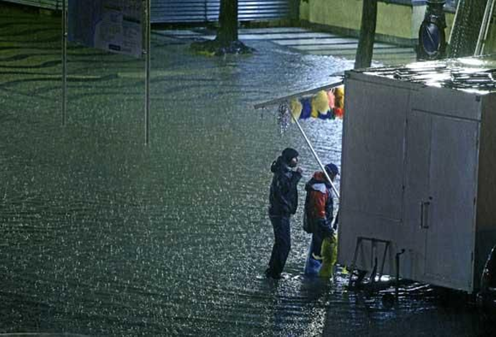 Una tormenta inunda el casco histórico. La parte más afectada fue la Plaza de San Juan de Dios y Canalejas

Foto: Julio Gonzalez/Lourdes de Vicende/Joaquin Pino/Jose Braza
