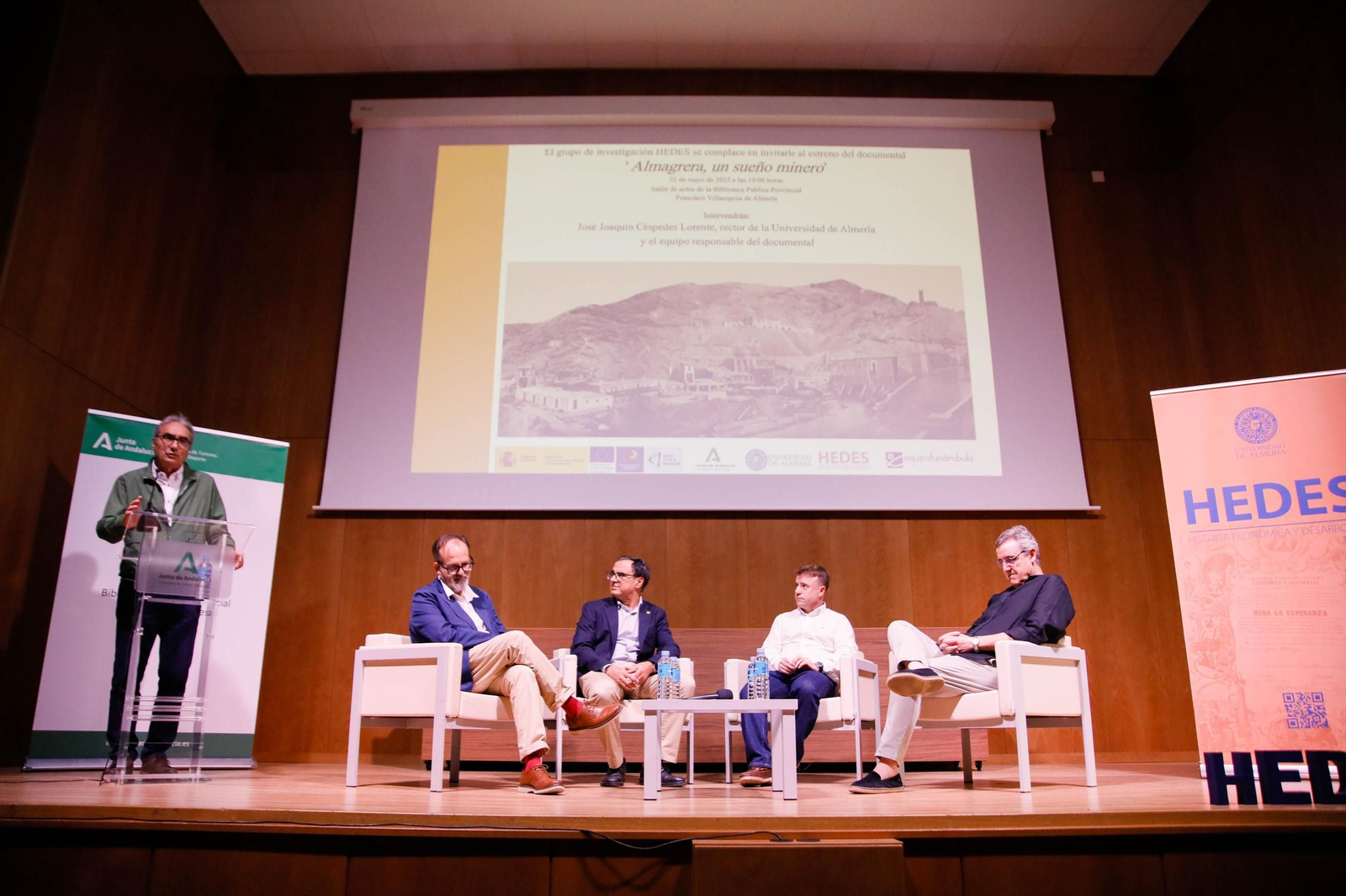 Imágenes de la presentación del documental "Almagrera, un sueño minero" en la biblioteca Villaespesa de Almería