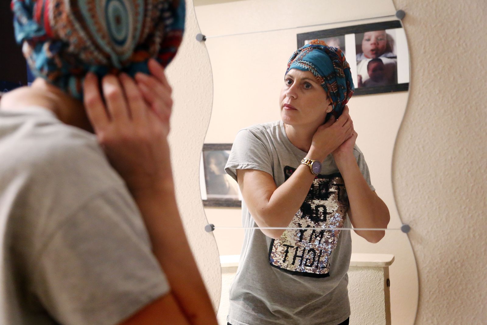 Silvia Gaona se colaca en su casa el pañuelo, días atrás, repasando una de las formas que enseña en los talleres.