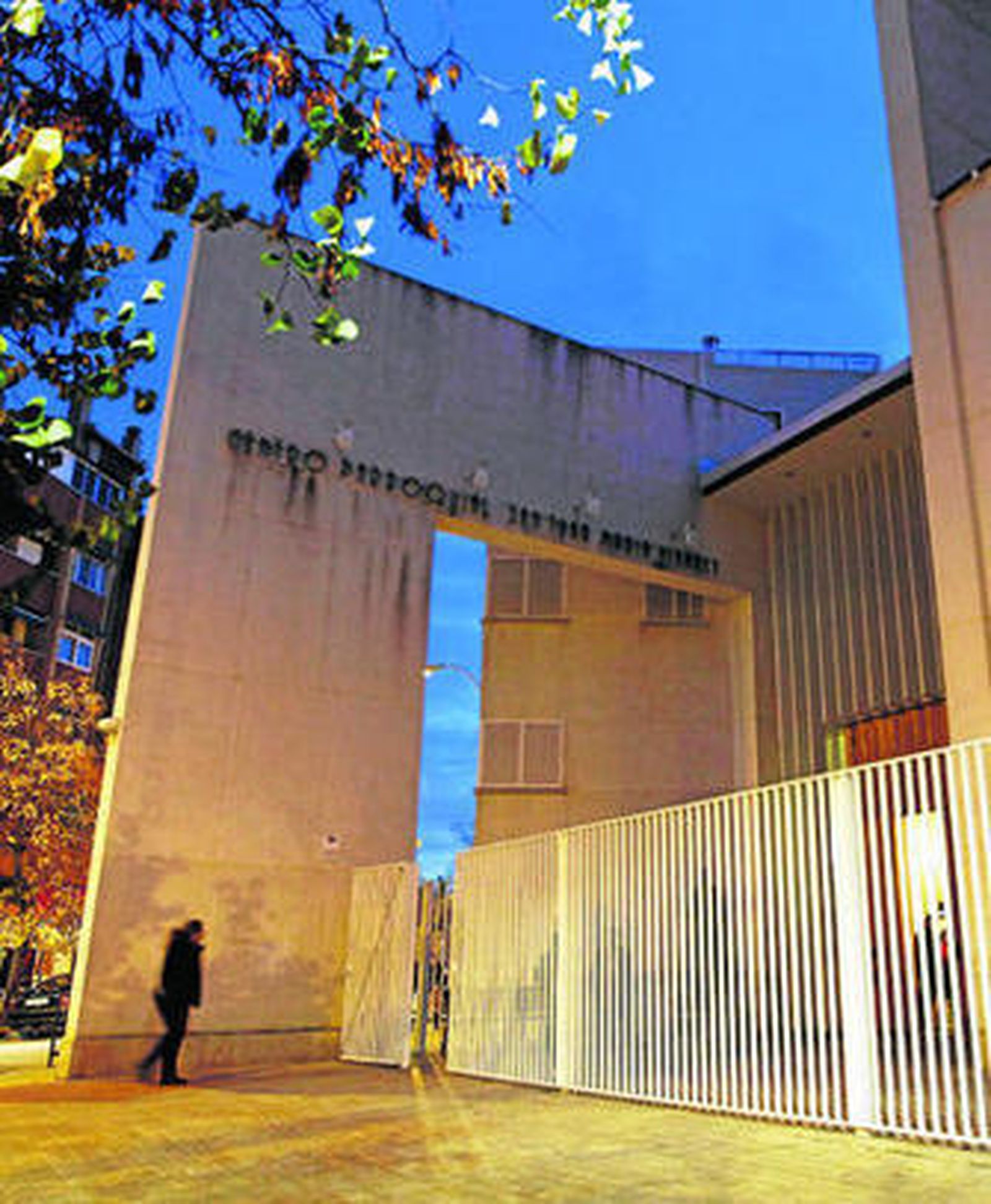 El padre Román, que fue apartado de sus funciones en la Iglesia San Juan Mª de Vianney, tendrá que sentarse en el banquillo.