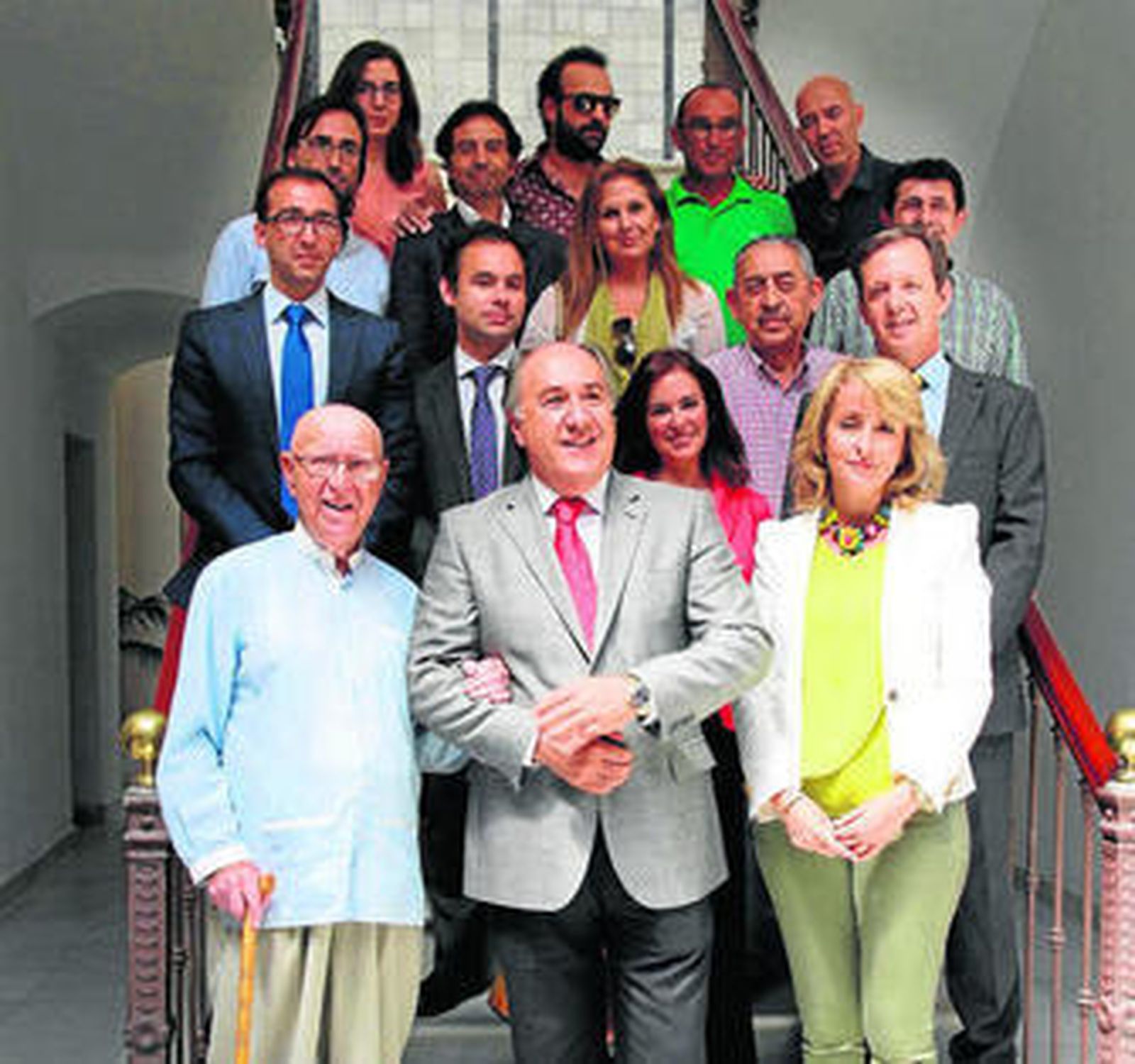 Imagen de grupo del alcalde junto a organizadores, familiares, artistas y patrocinadores del evento, ayer.