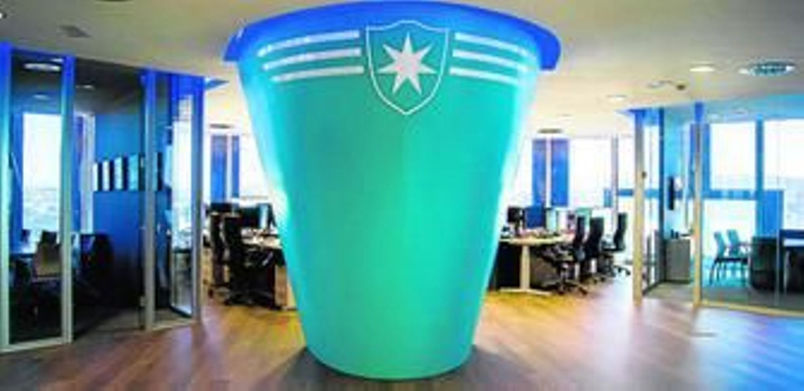 La proa de un barco de Maersk Line decora una las oficinas del South Europe Liner Operations Cluster (SEULOC).