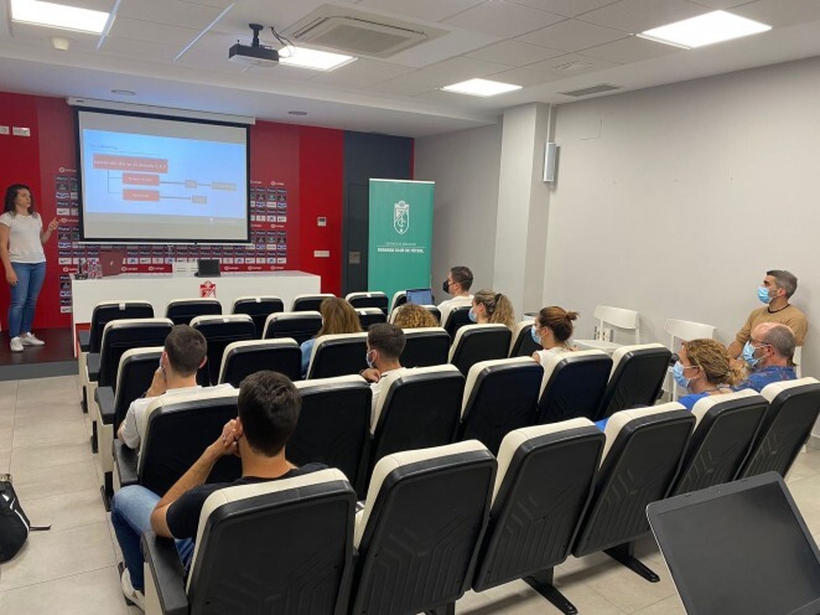 Una de las jornadas formativas de medicina deportiva del Granada CF