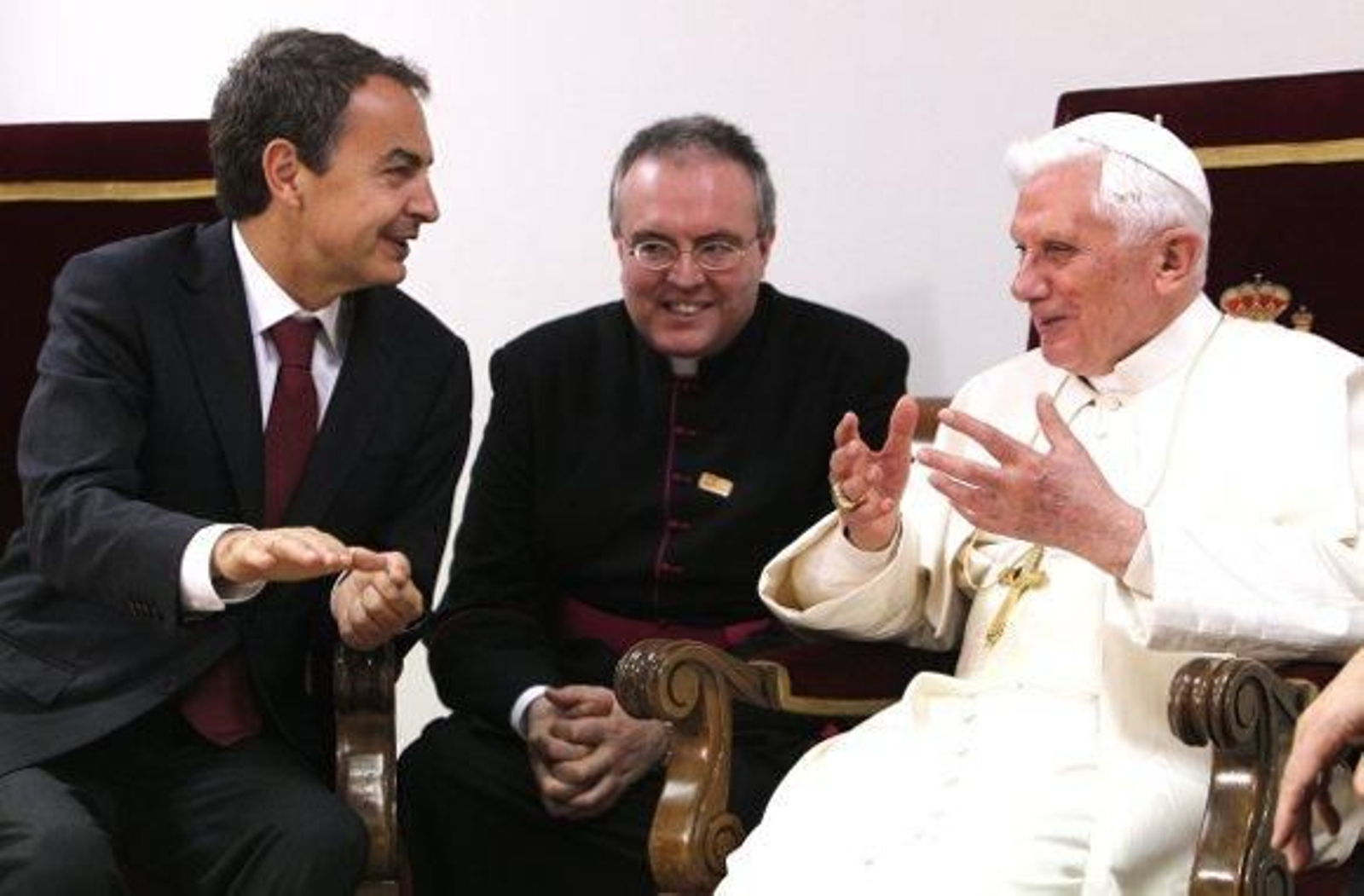 El Papa se despide de España instándola a vivir "como una familia"