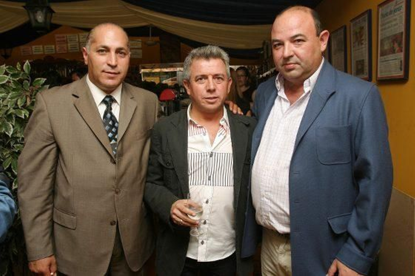 El empresario ubriqueño José Luis López, junto al subdirector de Diario de Jerez, Santiago Manuel Santiago y José Luis Mesia, responsable de Zahav Motor.

Foto: Vanesa Lobo