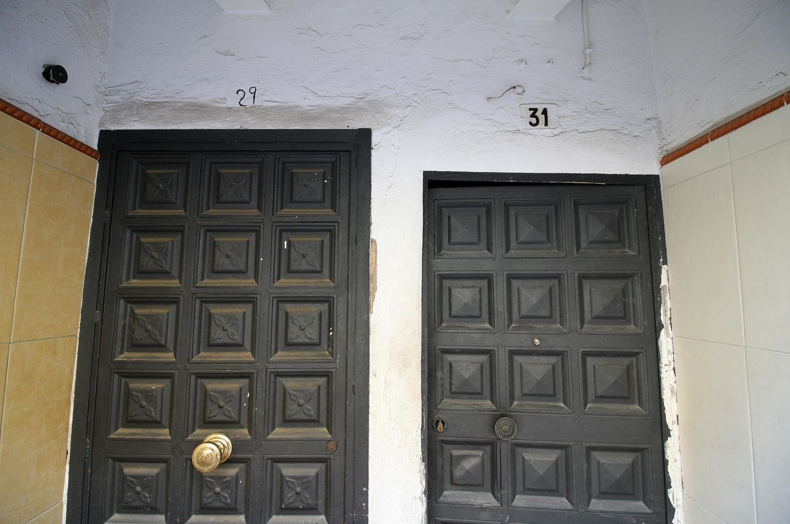 La visita del alcalde a las obras de rehabilitación de las viviendas de Pérez Cubillas, en imágenes