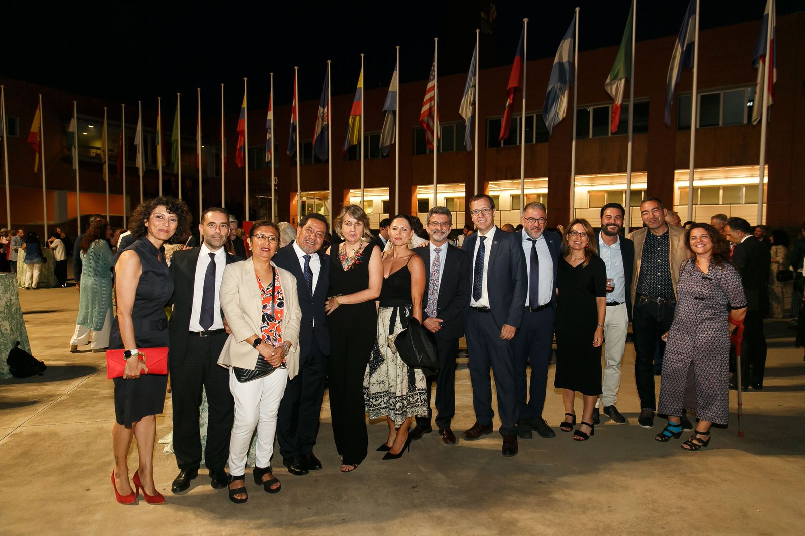 Parte del equipo de Gobierno de la Universidad Pablo de Olavide junto a representantes de entidades colaboradoras.