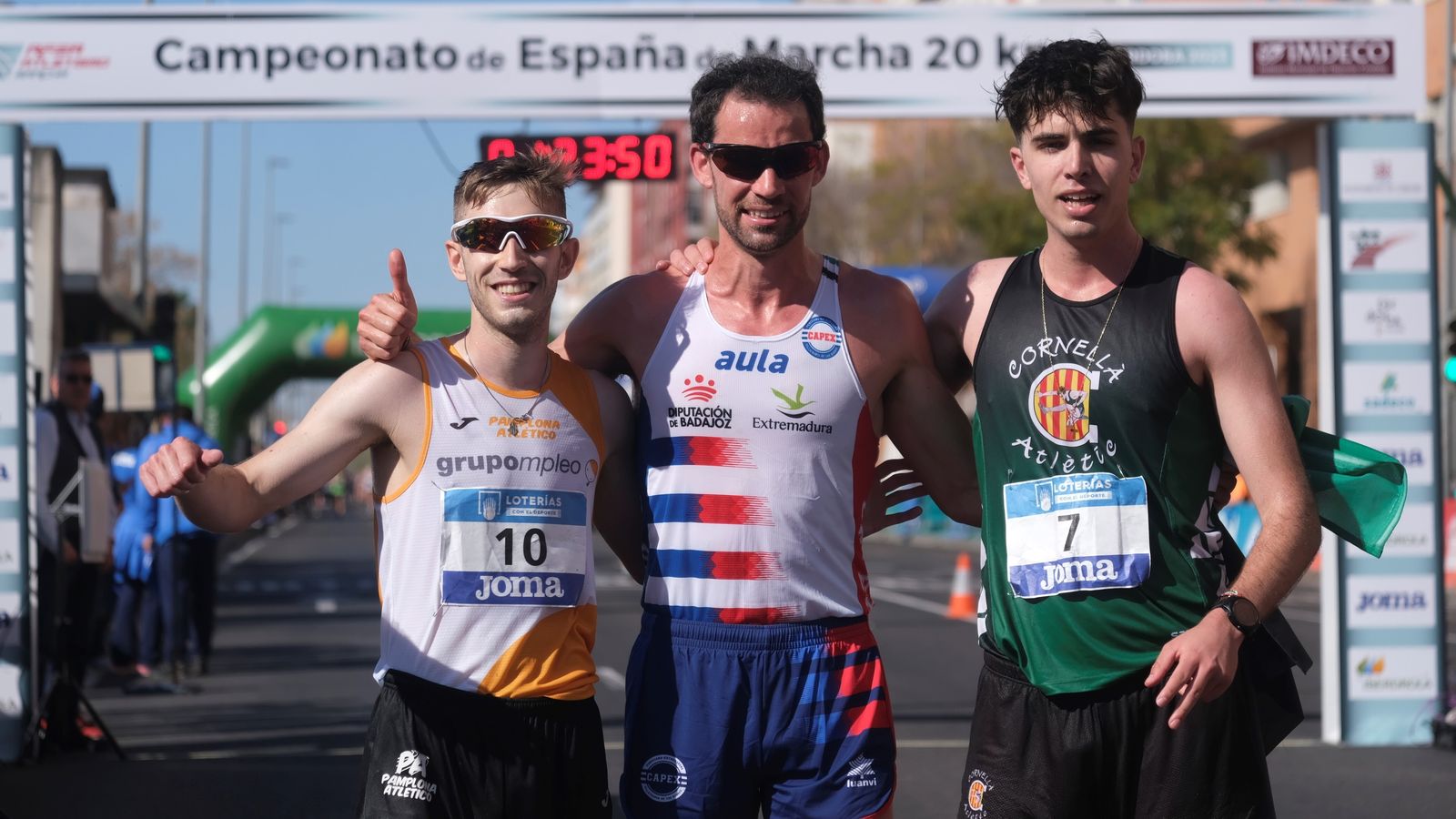 Álvaro Martín, flanqueado por Paul McGrath y Álvaro López.