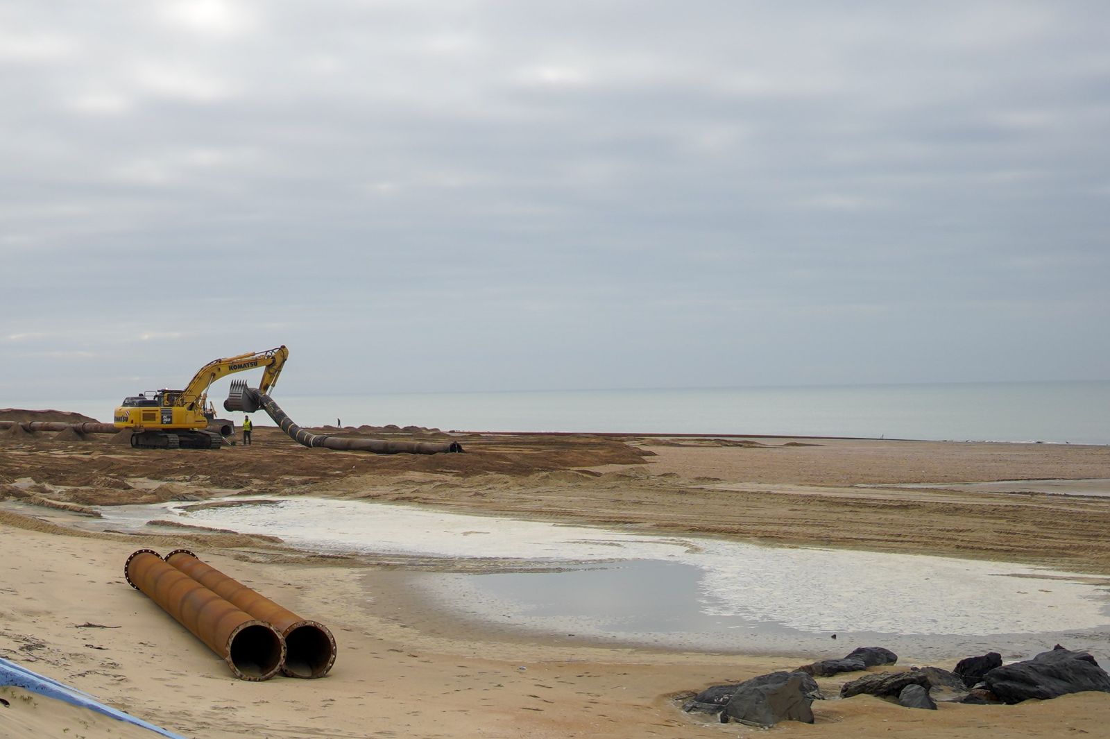 Las máquinas que esparcen arena estos días en Matalascañas.