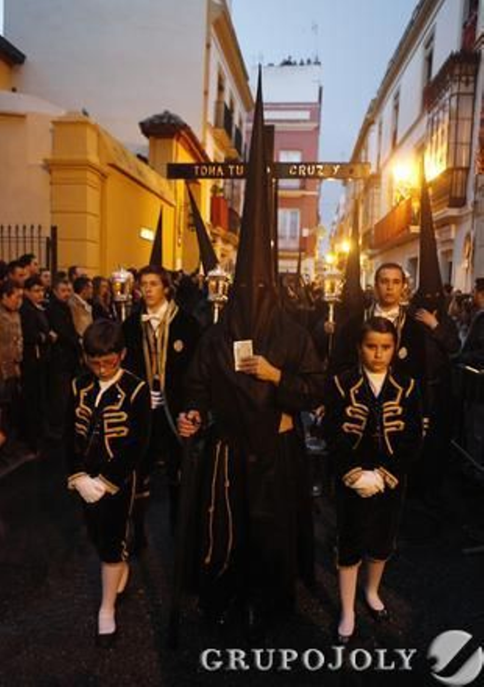 La Hermandad de Vera-Cruz sale sin pasos y completa su estación de penitencia con el Lignum Crucis.

Foto: Jose Angel Garcia