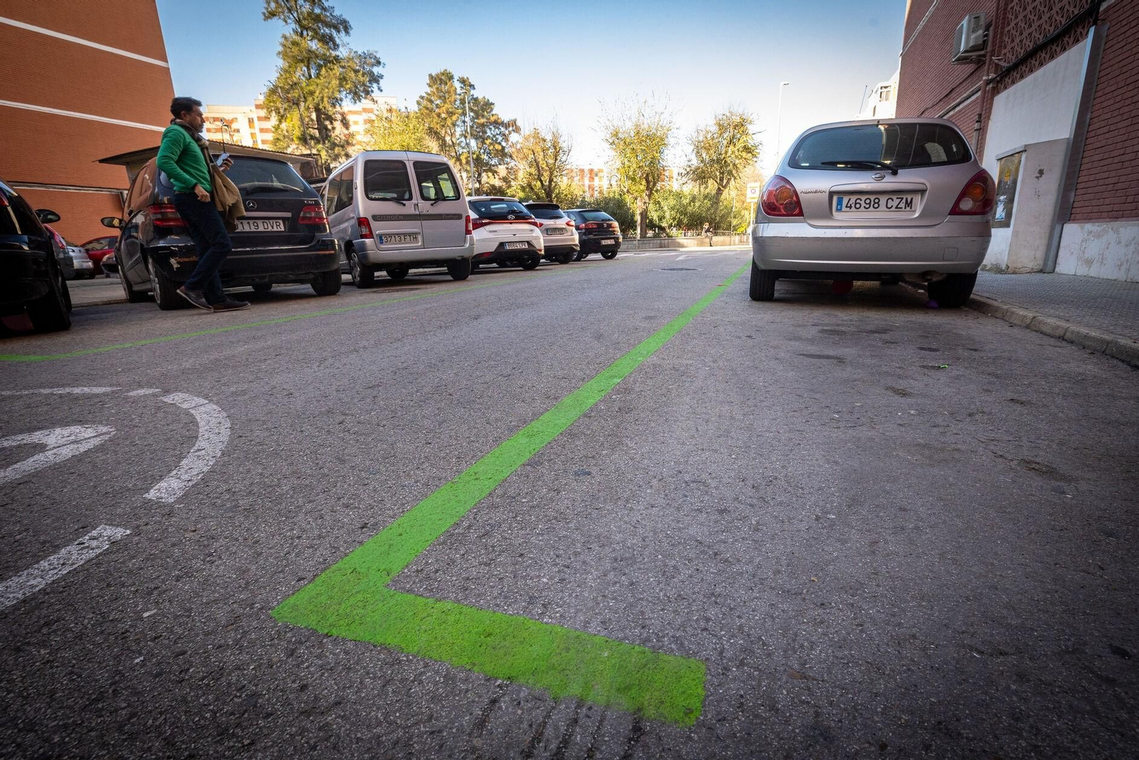 Una calle de Cádiz con zona de estacionamiento regulado