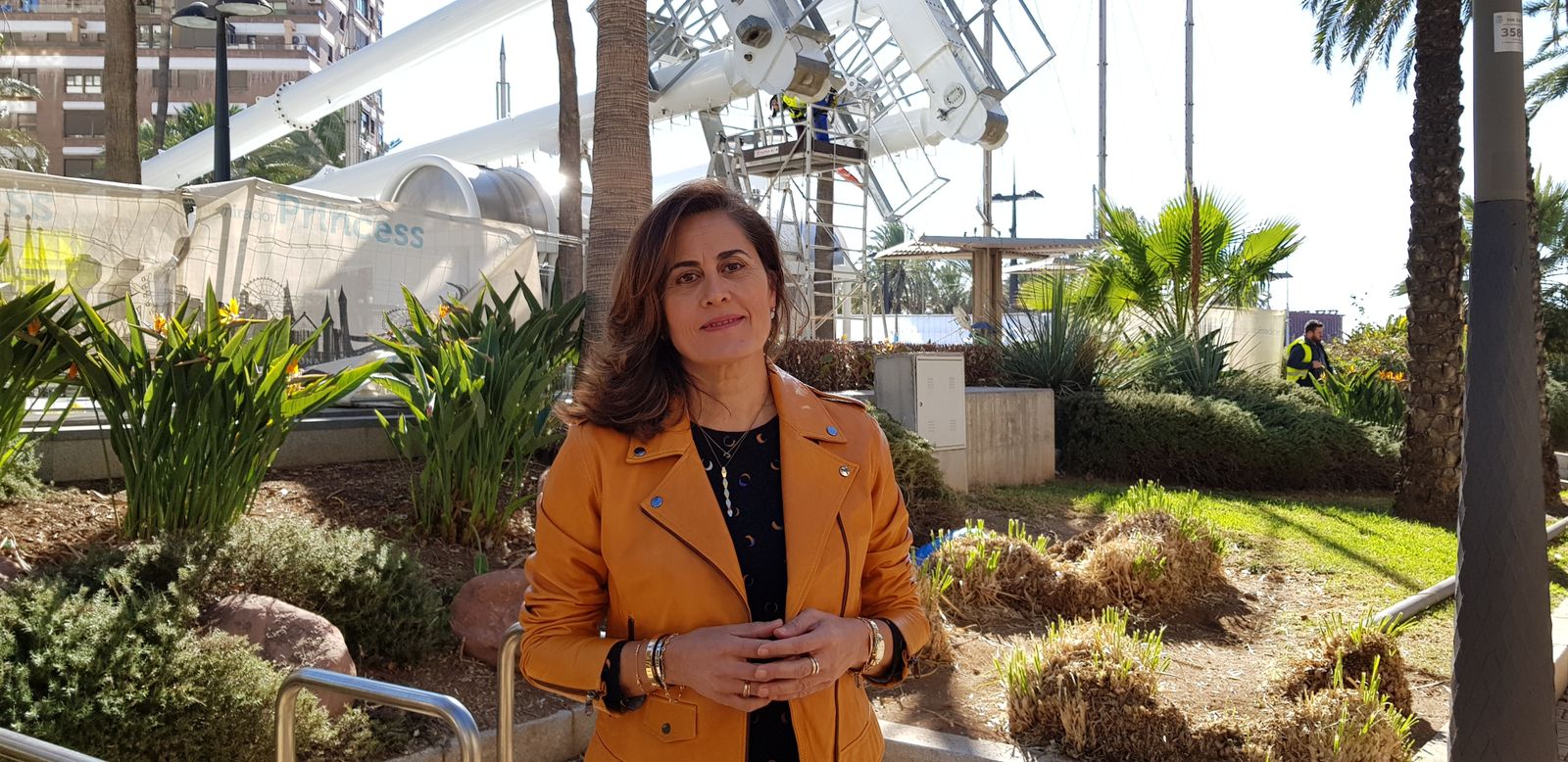 Carmen Aguilar junto a la noria que está siendo instalada en la Rambla desde la semana pasada