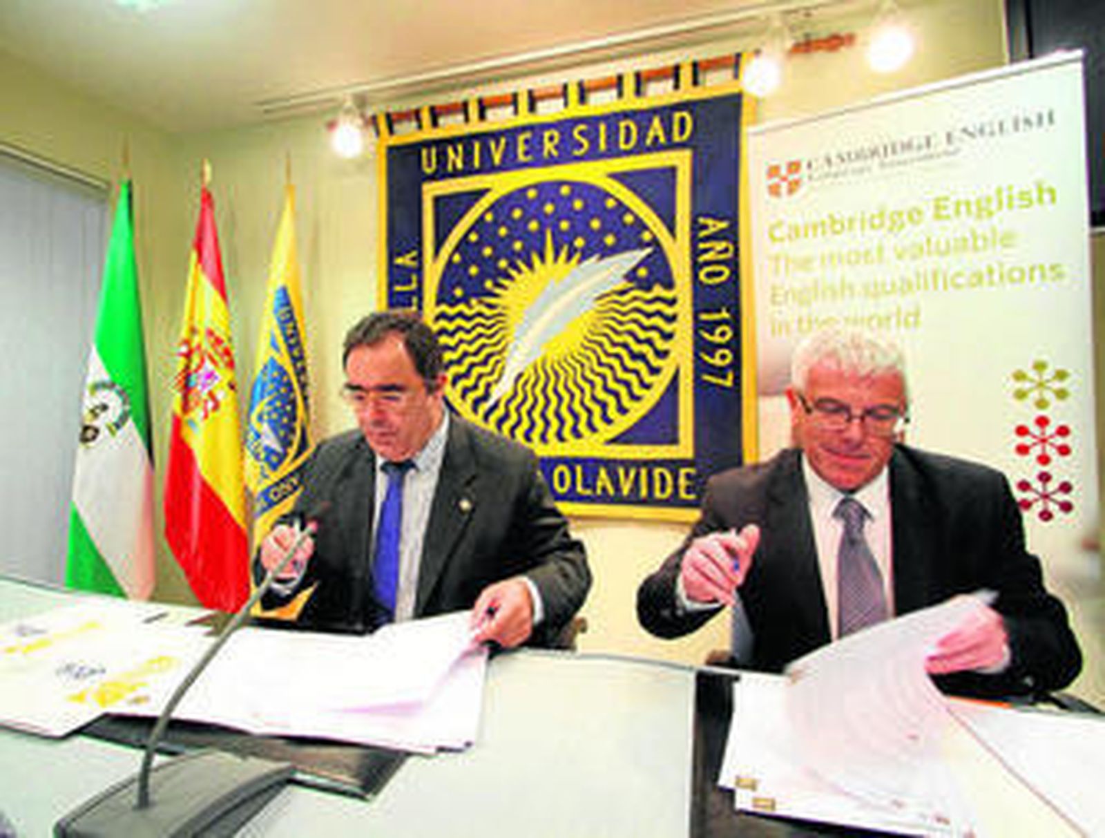 El rector de la UPO y Robin Gravina, de Cambridge English Language Assessment, ayer en la firma del convenio.
