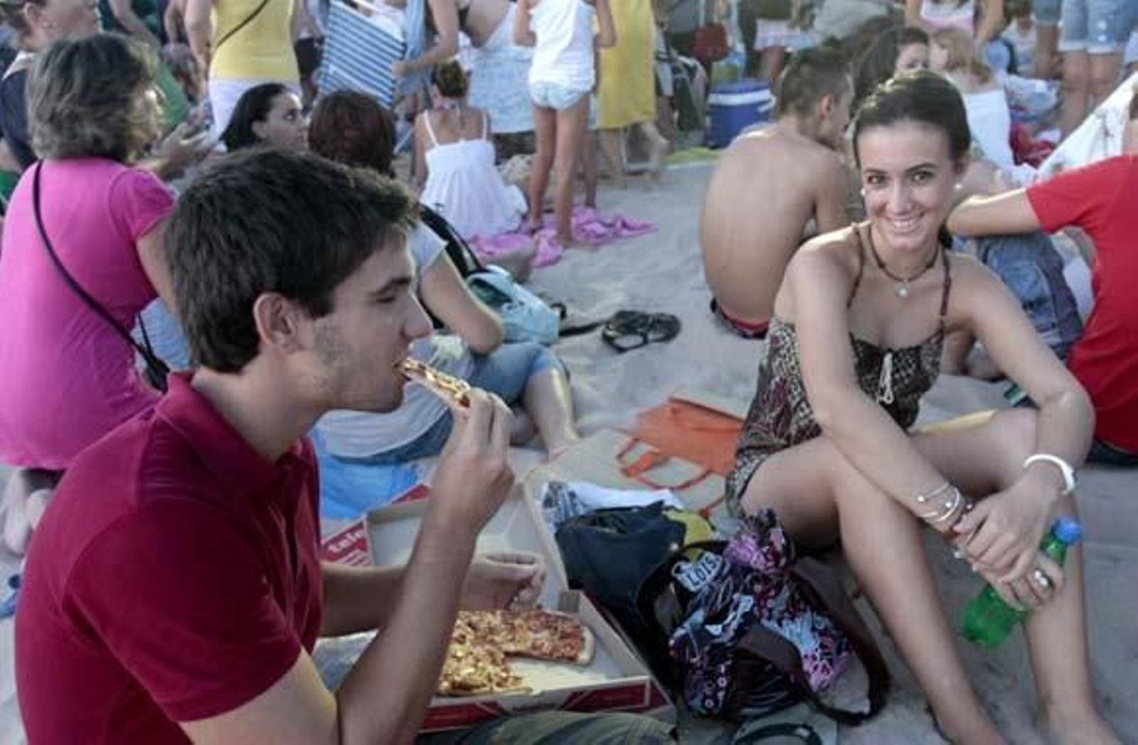 El cantante deleita a sus fans en la playa Victoria

Foto: Julio Gonzalez