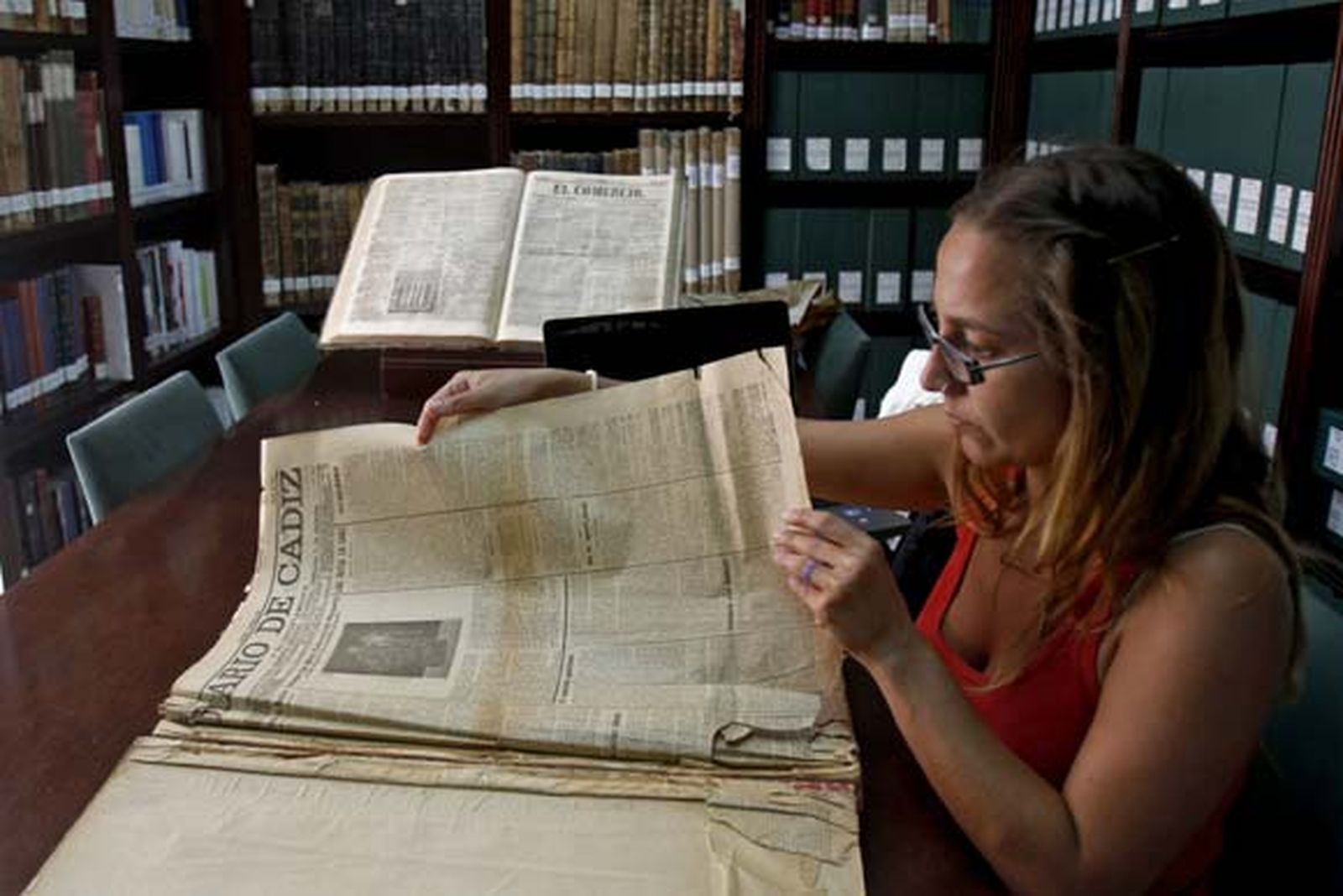 Las hemerotecas persiguen la digitalización de las cabeceras más demandadas, pero la falta de recursos lo convierte en un proceso muy lento

Foto: Lourdes de Vicente