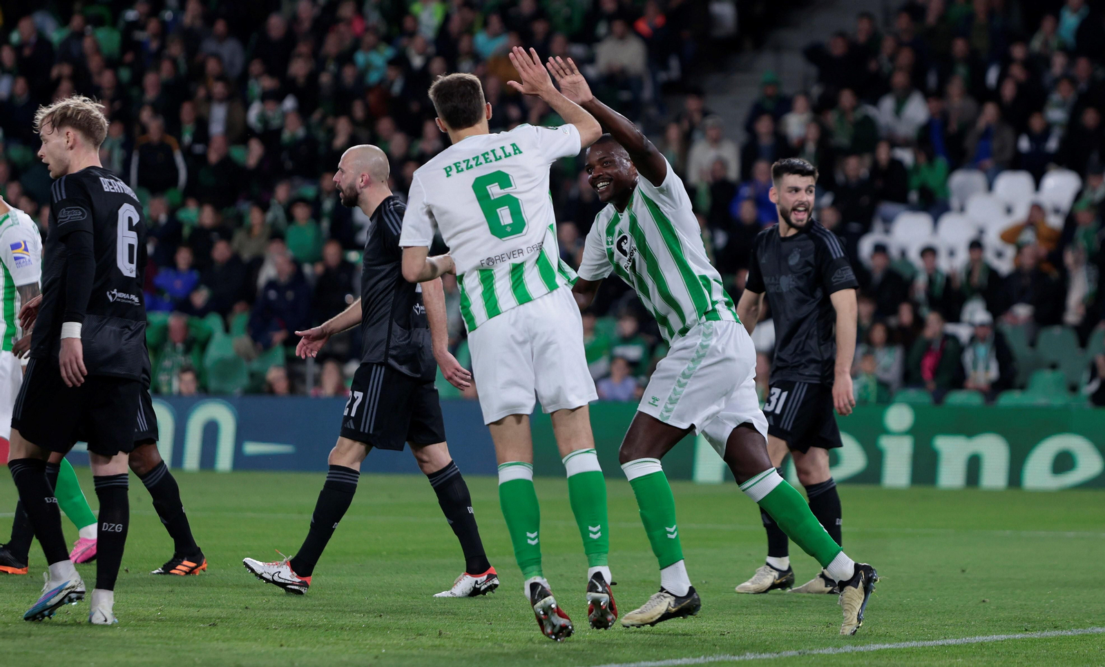 Pezzella y William Carvalho se saludan tras un lance del partido ante el Dinamo de Zagreb.