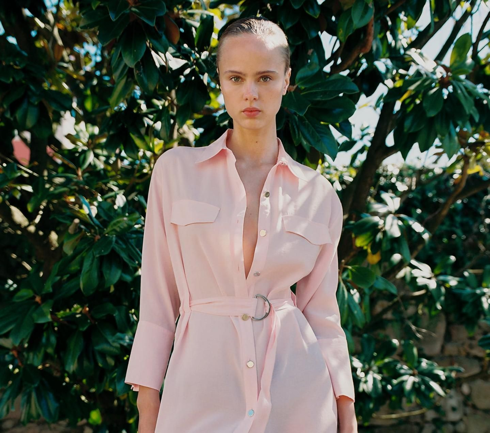 Los vestidos camiseros de Zara más elegantes para llevar con alpargatas de esparto.