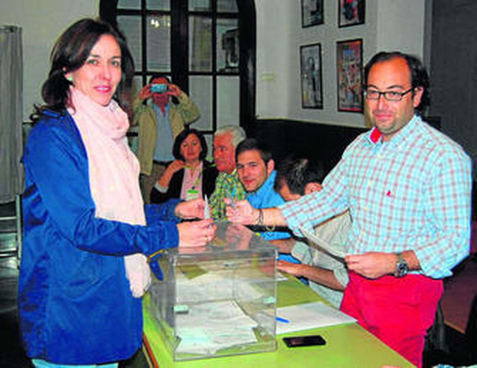 Votación ayer de la presidenta de la Diputación, en Priego.