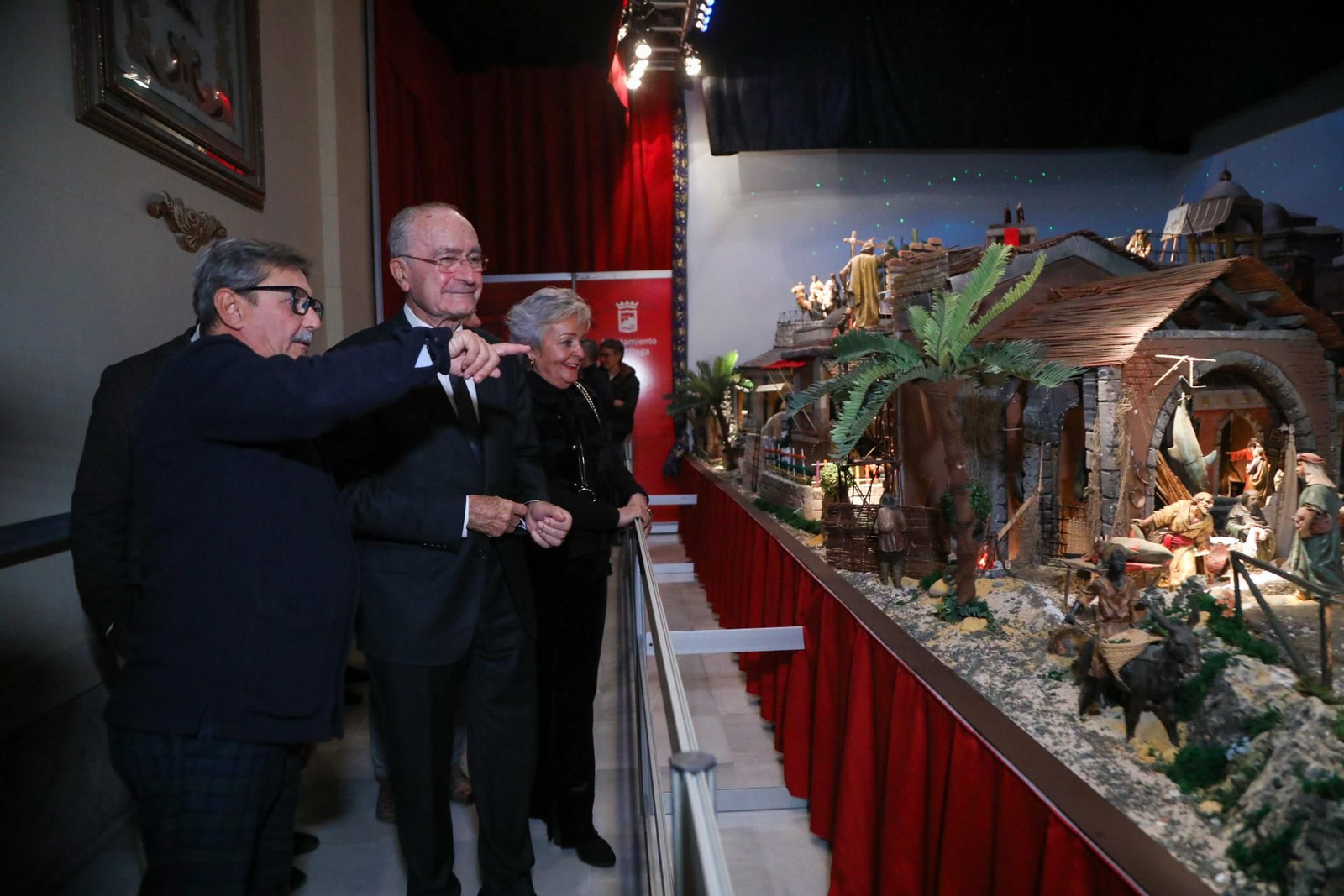 El Ayuntamiento inaugura el Belén Municipal.