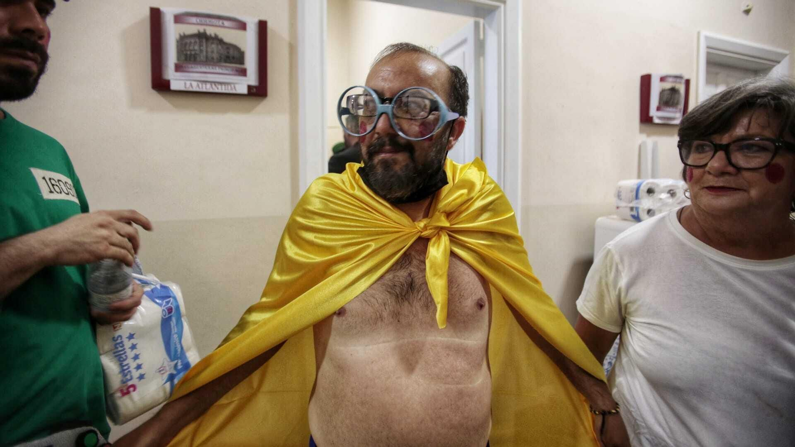 Joaquín  Alegría , en camerinos, vestido del personaje del cartel del carnaval de este año