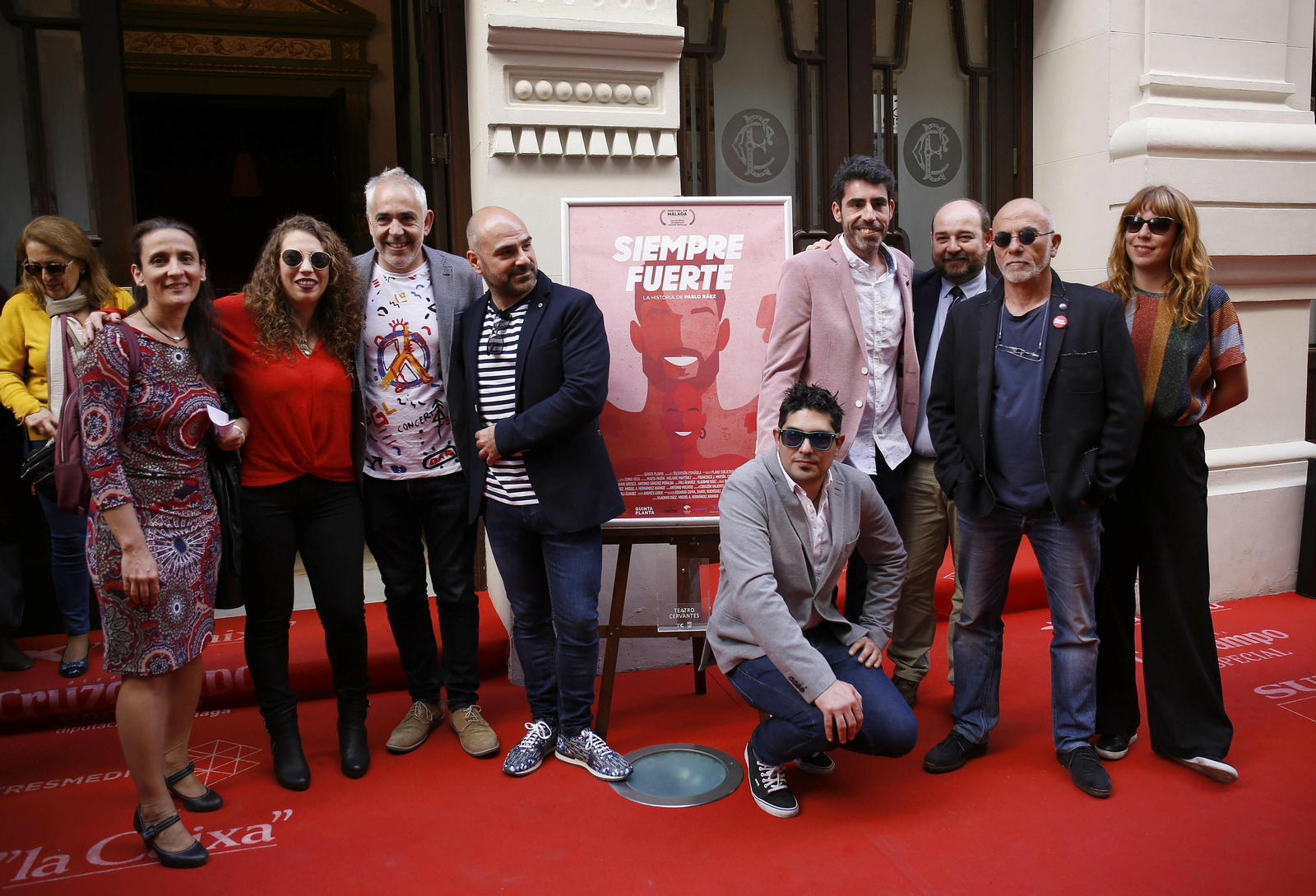 Vladimir Ráez y Miguel Ángel Hernández, junto al padre del joven, Paco Ráez, y otras personas del equipo.