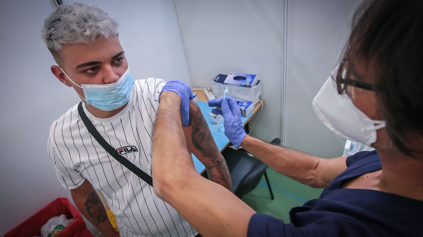 Jóvenes y menores se vacunan en el 'Veguita'