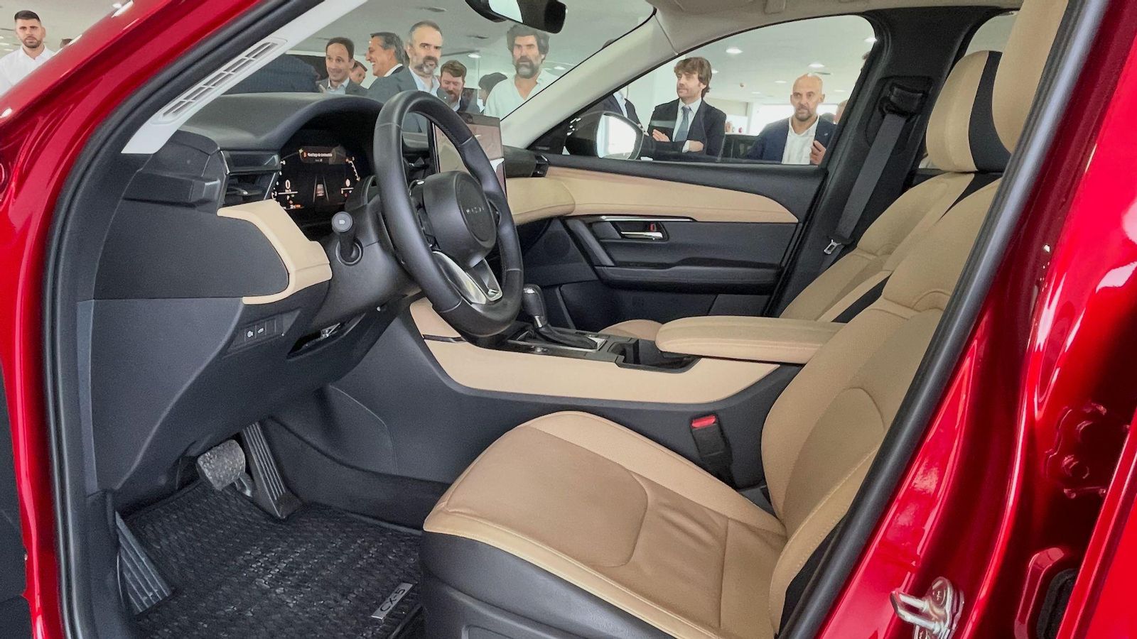 El acabado Homura se caracteriza por su tapicería en cuero. Este puede ser de dos tonos: negro o beige, al que Mazda denomina Tan.